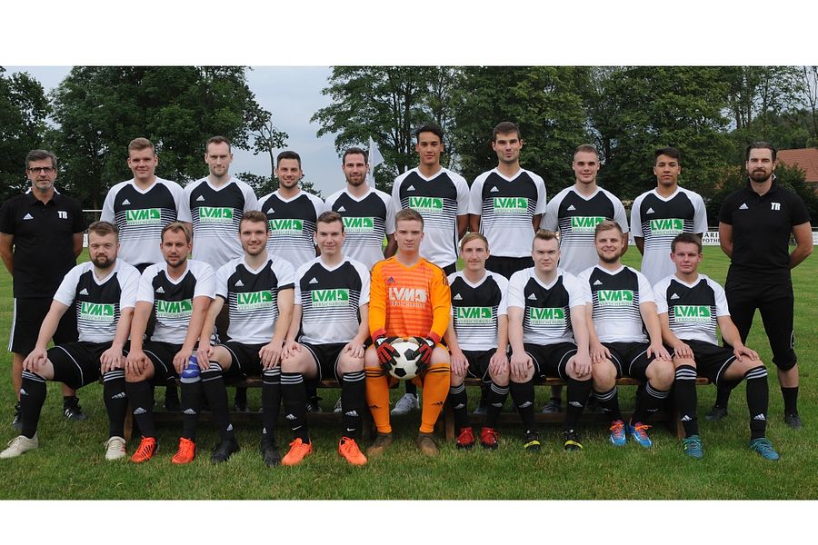 Das Team für die Saison 2019/20 mit dem Trainerteam Hubertus Schade (links) und Benjamin Gockeln (rechts) Foto: Hubert Rösel // Fupa.net