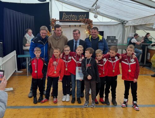 F-Jugendspieler nehmen Urkunde auf Warburger Oktoberwoche entgegen